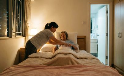 香港家庭夜晚為長者更換靜音柔軟夜用尿片 提升睡眠質素