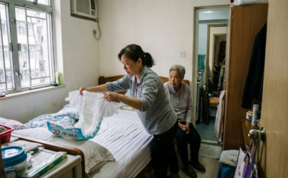 展示立體防漏邊設計成人紙尿片 有效防止側面滲漏 適合長者夜用